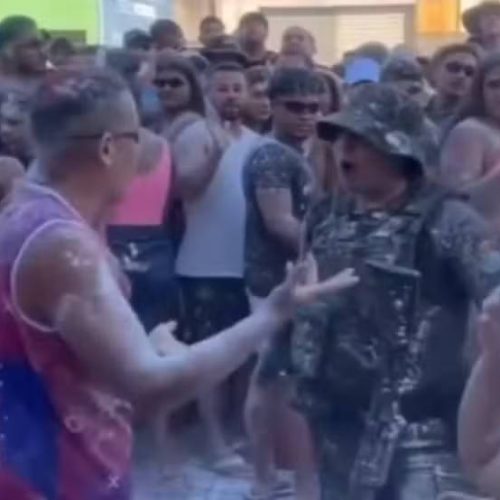 Folião é preso após goma atingir policiais durante tradicional mela-mela de Carnaval em praia do Ceará