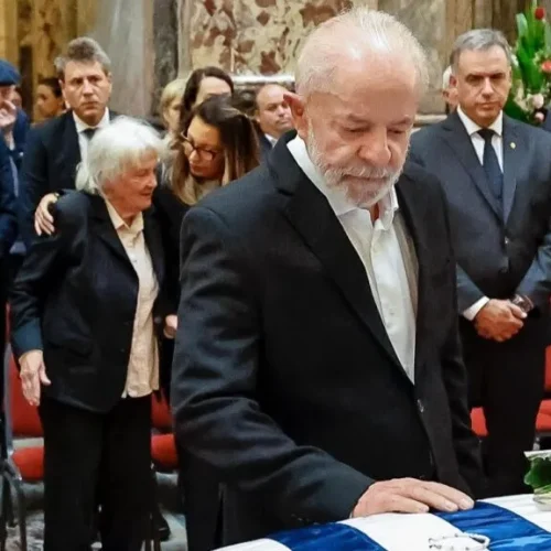 Lula homenageia Pepe Mujica em velório no Uruguai nesta quinta-feira (15)