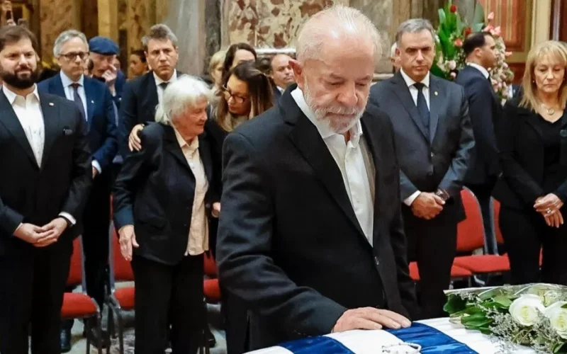 Lula homenageia Pepe Mujica em velório no Uruguai nesta quinta-feira (15)