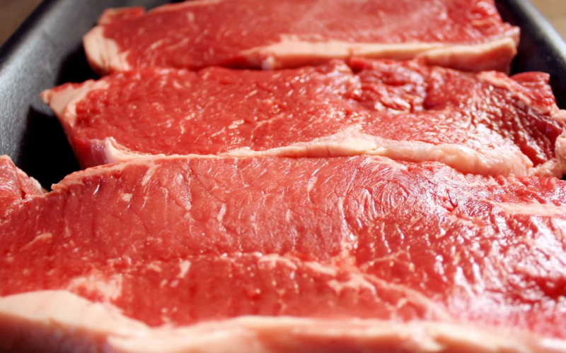 Exportação de carne bovina cresce e tem um dos melhores anos em 2025; ouça o comentário