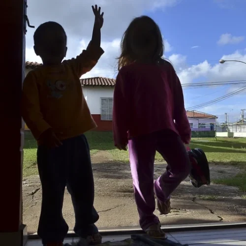 Elmano sanciona lei que garante auxílio de R$ 500 para órfãos da Covid-19 no Ceará