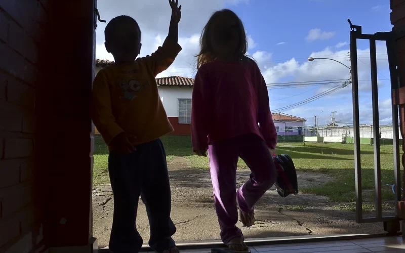 Elmano sanciona lei que garante auxílio de R$ 500 para órfãos da Covid-19 no Ceará