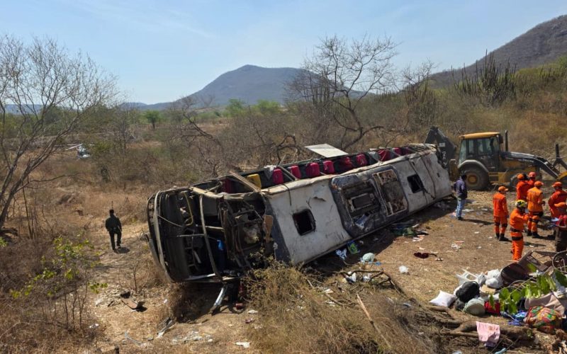 Governador de Alagoas cancela agenda e decreta luto após acidente com romeiros que deixou 15 mortos