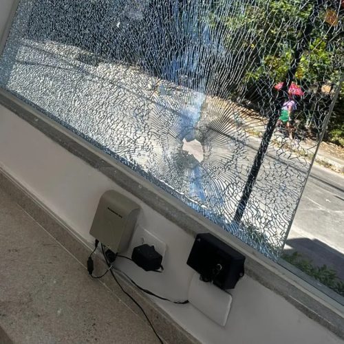 Guarita de residencial recém-inaugurado é atingida por tiro durante confronto entre facções em Fortaleza