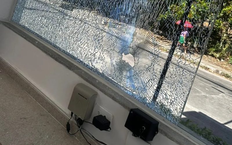 Guarita de residencial recém-inaugurado é atingida por tiro durante confronto entre facções em Fortaleza