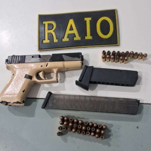 Homem invade campo de futebol para fugir da polícia e acaba preso com arma enterrada em gramado, em Fortaleza