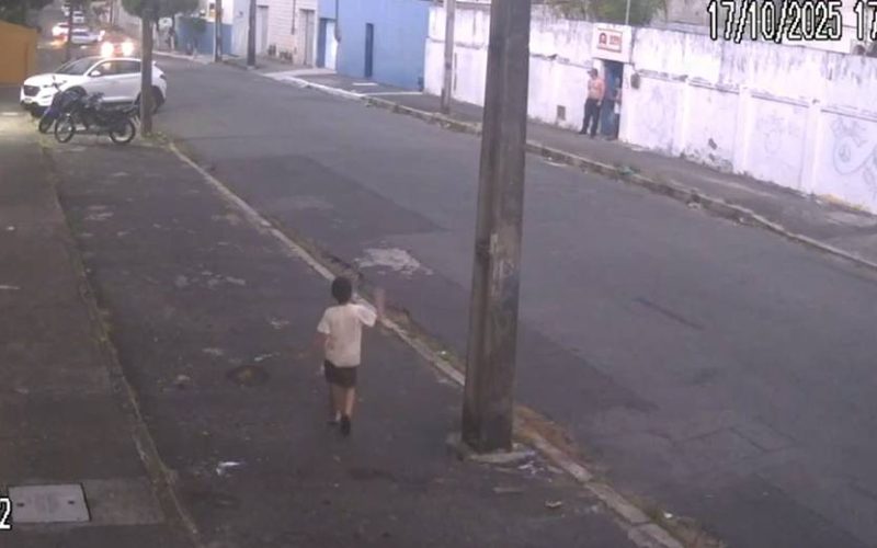 Mãe denuncia negligência após filho autista sair sozinho de escola particular em Fortaleza