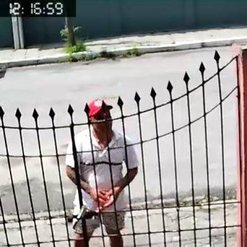 Ladrão invade casa à luz do dia e leva televisão enrolada em rede na Parangaba