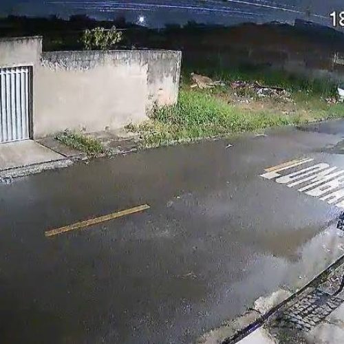 Homem furta portão de canteiro de obras de igreja evangélica em Maracanaú (CE)