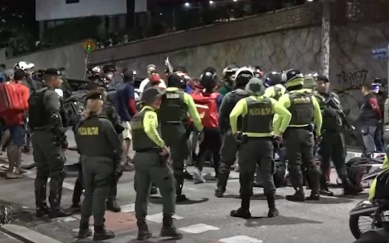 Motociclistas de app bloqueiam via em protesto após agressão a entregador em Fortaleza
