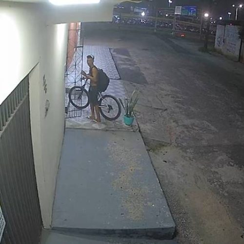 Homem arromba portão de casa e furta bicicleta no bairro Serrinha, em Fortaleza