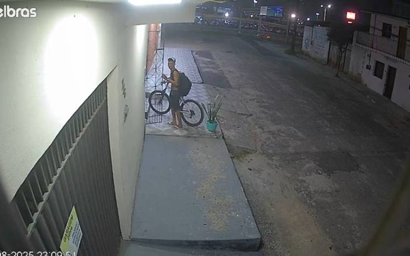 Homem arromba portão de casa e furta bicicleta no bairro Serrinha, em Fortaleza