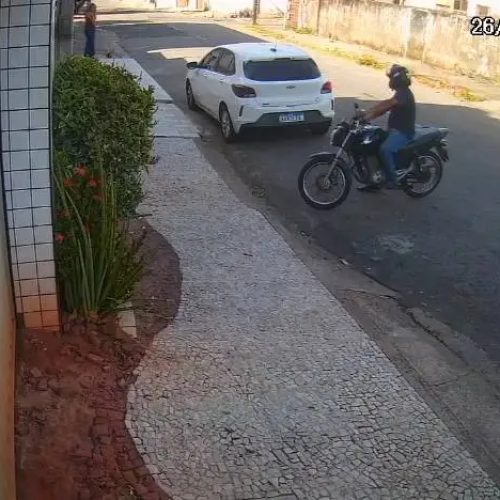 Mulher tem aliança roubada enquanto passeava com cachorro no Benfica