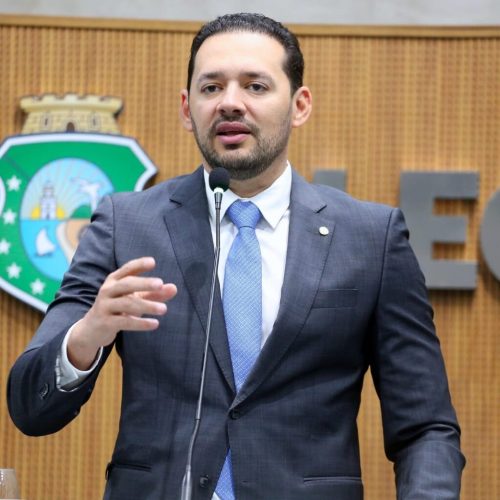 Deputado Danniel Oliveira passa mal durante sessão na Assembleia Legislativa do Ceará