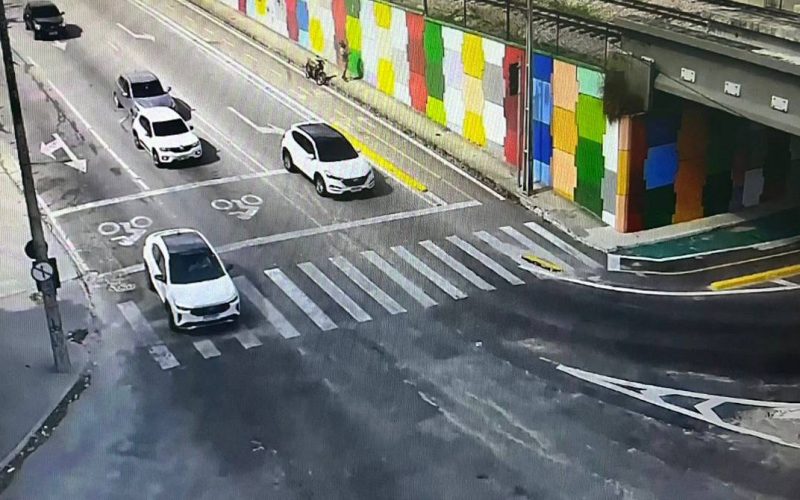 Homem é detido após realizar pichação em viaduto da Avenida Dom Luís,em Fortaleza