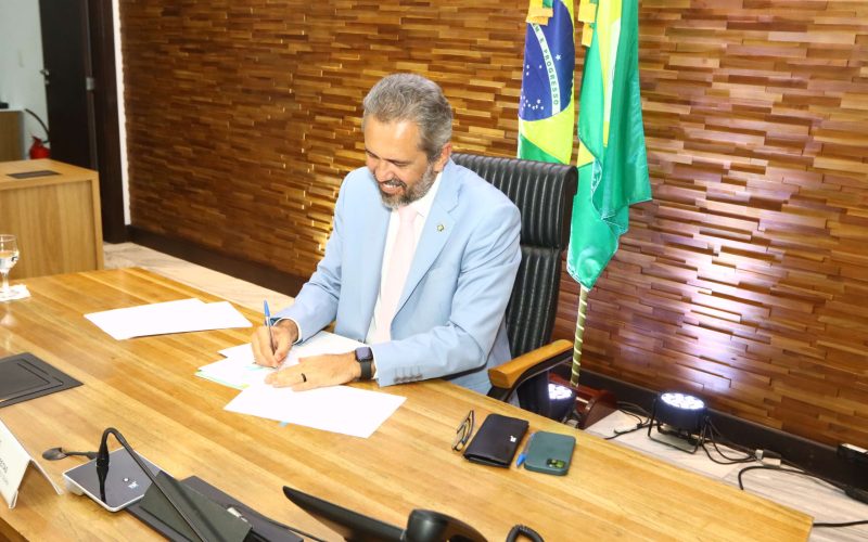 Governo do Ceará sanciona pacote para amenizar efeitos do tarifaço dos EUA