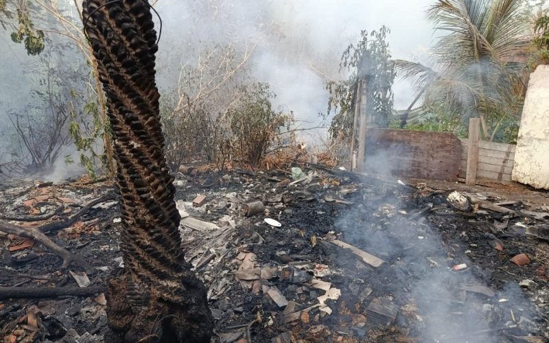 Incêndio atinge área próxima ao Parque do Cocó e mobiliza Corpo de Bombeiros em Fortaleza