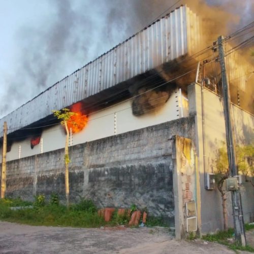 Incêndio atinge fábrica de velas em Fortaleza e deixa duas pessoas feridas