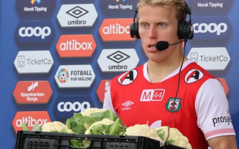 Jogador ganha couve-flor como prêmio e distribui à torcida