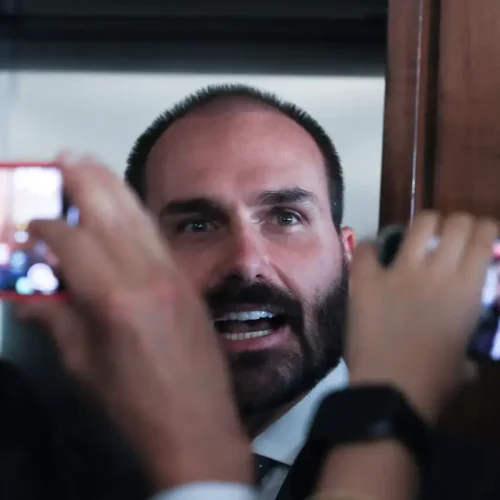 Eduardo Bolsonaro temia perda de apoio de Trump e pressionou pai por manifestação pública