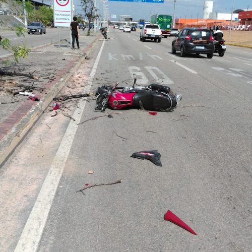 Motociclista é arremessado contra árvore após colisão com carro na Avenida do Aeroporto, em Fortaleza