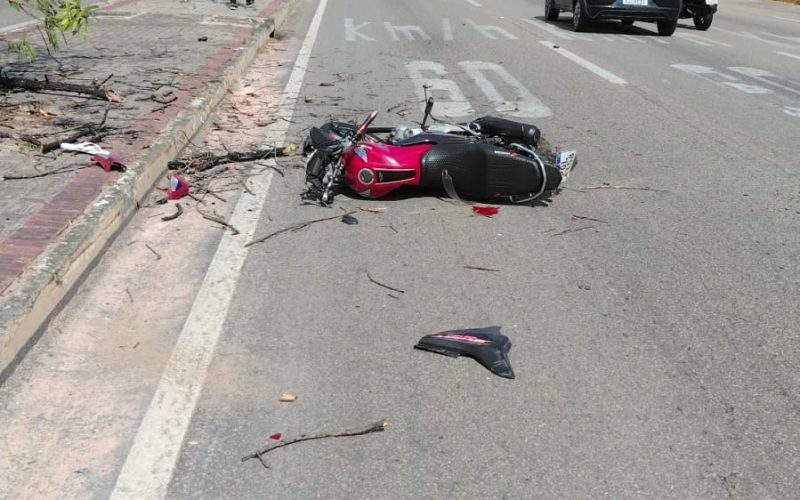 Motociclista é arremessado contra árvore após colisão com carro na Avenida do Aeroporto, em Fortaleza