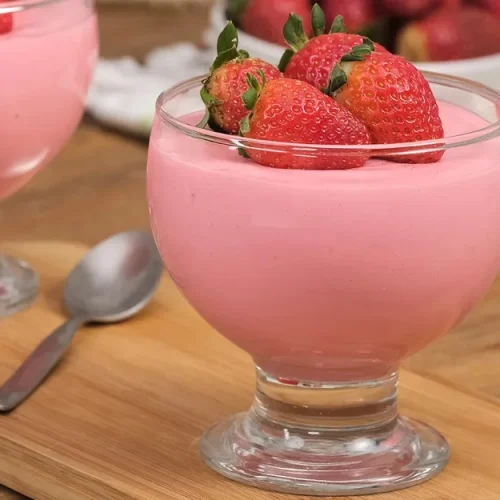 Fácil e rápida: como fazer mousse de morango