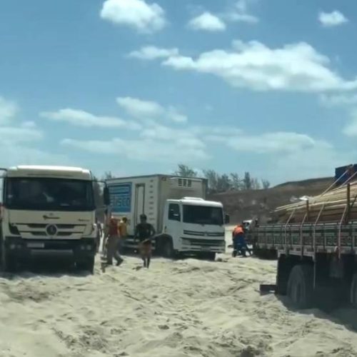 Caminhões atolam em faixa de areia que dá acesso à Vila de Jericoacoara, no Ceará