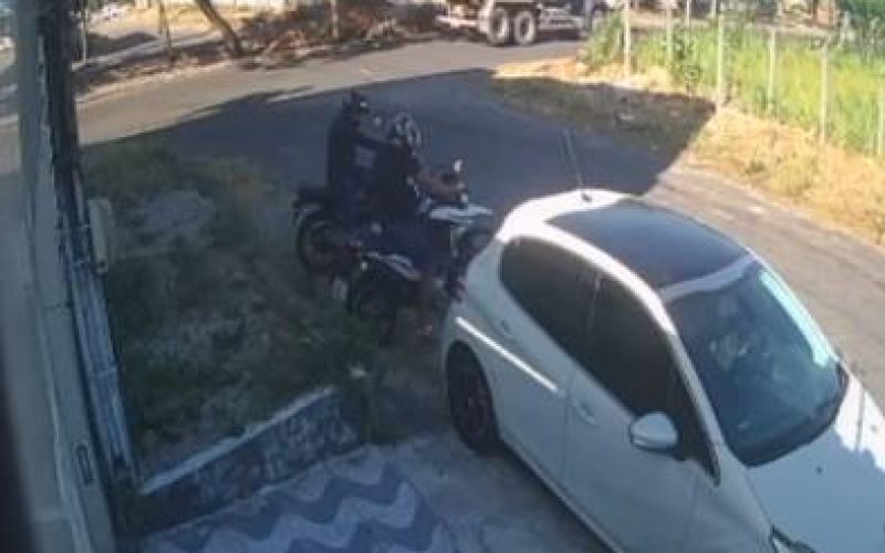 Dupla rouba moto estacionada na rua em questão de segundos em Fortaleza