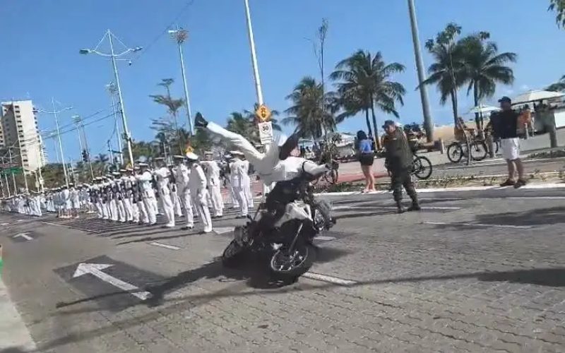 Militar da Marinha é atropelado por motociclista do Exército durante desfile de 7 de Setembro em Fortaleza