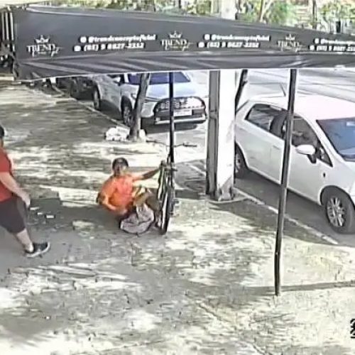 Funcionários impedem furto de bicicleta após flagrarem ação por câmeras de segurança