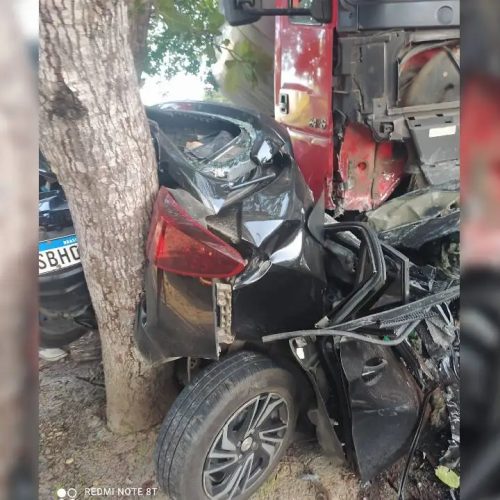 Colisão frontal entre carro e caminhão deixa pelo menos três mortos na BR-116, em Cascavel (CE)