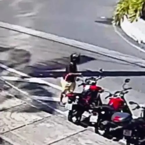 Homem destrava moto e furta veículo em questão de segundos em Fortaleza