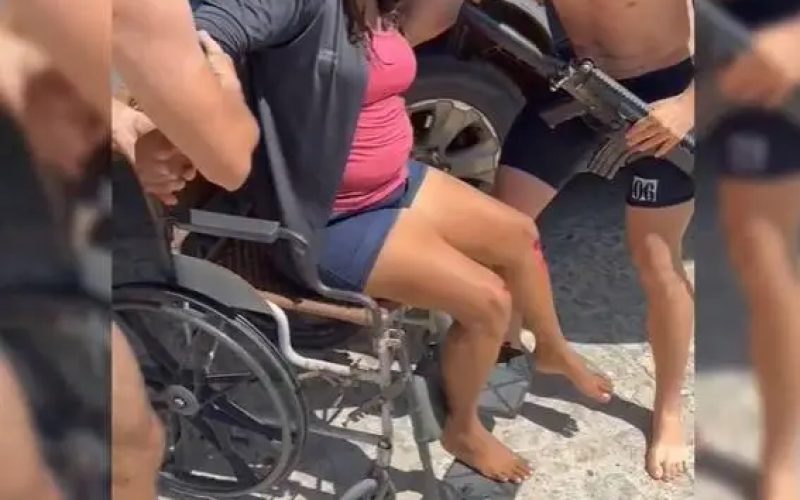 PMs se jogam em canal, salvam mulher e resgatam moto em Limoeiro do Norte
