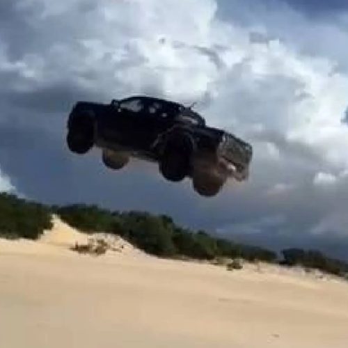 Carro “voa” após subir duna em Canoa Quebrada e fica danificado na queda