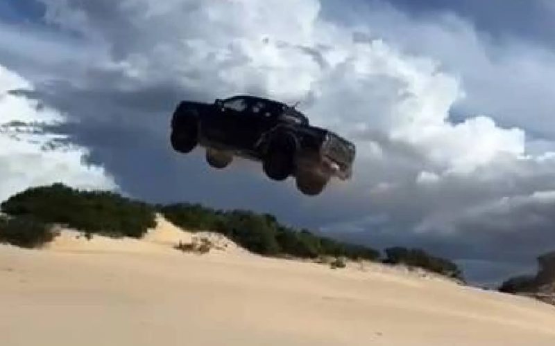 Carro “voa” após subir duna em Canoa Quebrada e fica danificado na queda