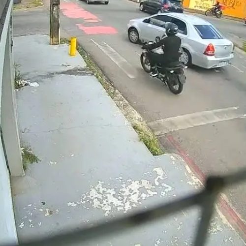 Motociclista sofre acidente ao trafegar por ciclofaixa no bairro Jóquei Clube, em Fortaleza