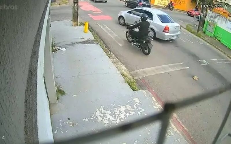 Motociclista sofre acidente ao trafegar por ciclofaixa no bairro Jóquei Clube, em Fortaleza