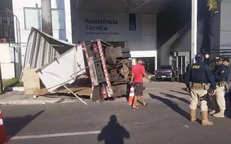 Motociclista escapa por pouco de ser esmagado por caminhão que tombou na BR-116