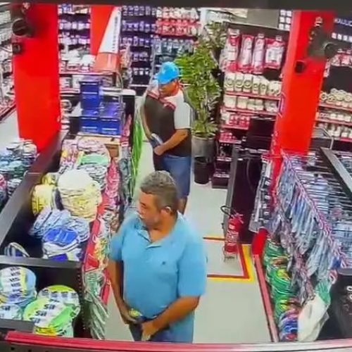 Homens escondem rolos de fio dentro das calças durante furto a loja em Fortaleza
