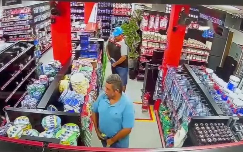 Homens escondem rolos de fio dentro das calças durante furto a loja em Fortaleza