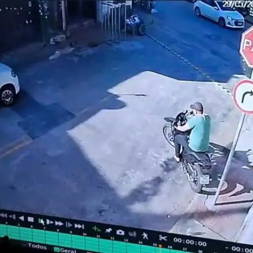 Homem tem motocicleta furtada enquanto trabalhava no bairro Farias Brito