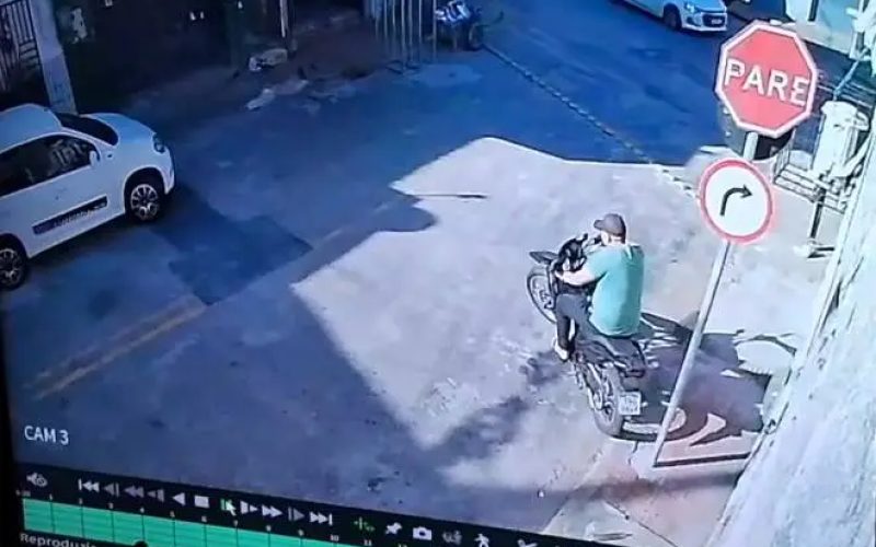 Homem tem motocicleta furtada enquanto trabalhava no bairro Farias Brito