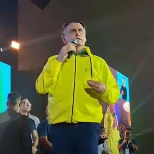 Bolsonaro chora ao falar de Eduardo e diz que filho seria preso se estivesse no Brasil