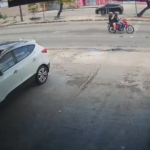 Colisão entre motos deixa motociclista por aplicativo ferido em avenida de Fortaleza