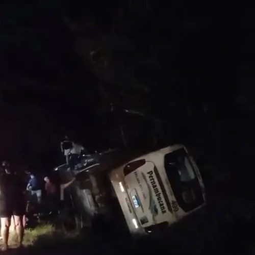 Ônibus que saiu de Juazeiro do Norte (CE) tomba em rodovia e deixa passageiros feridos