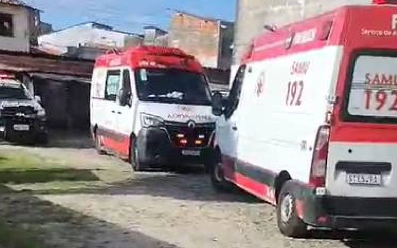 Homem em fuga bate a cabeça após cair de telhado e fica gravemente ferido em Fortaleza