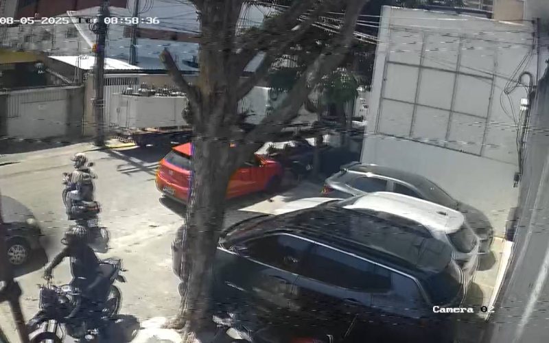 Câmera flagra furto de moto à luz do dia na Aldeota; moradores denunciam insegurança