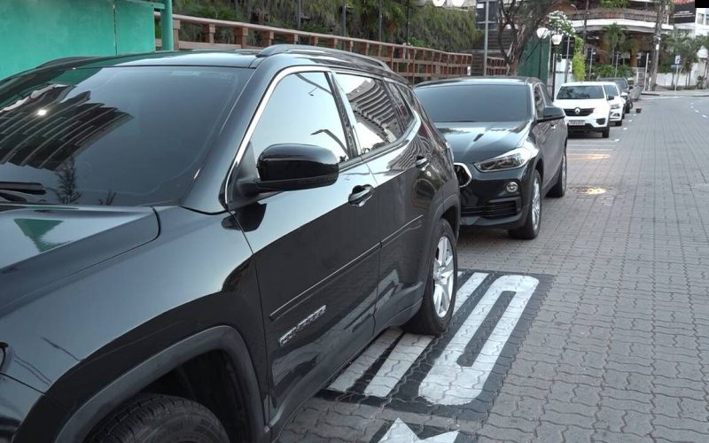 Estacionamento irregular toma conta da Av. Beira Mar de Fortaleza no início das manhãs