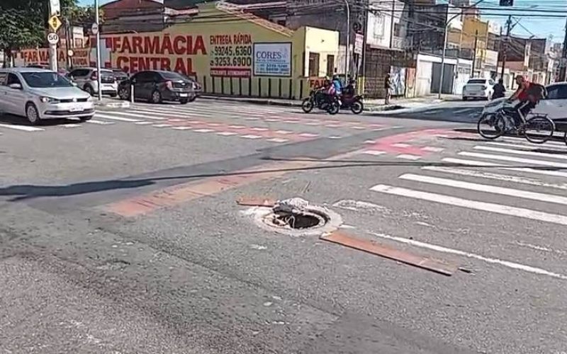 Grávida de sete meses fica ferida após cair de moto em boca de lobo sem tampa em Fortaleza